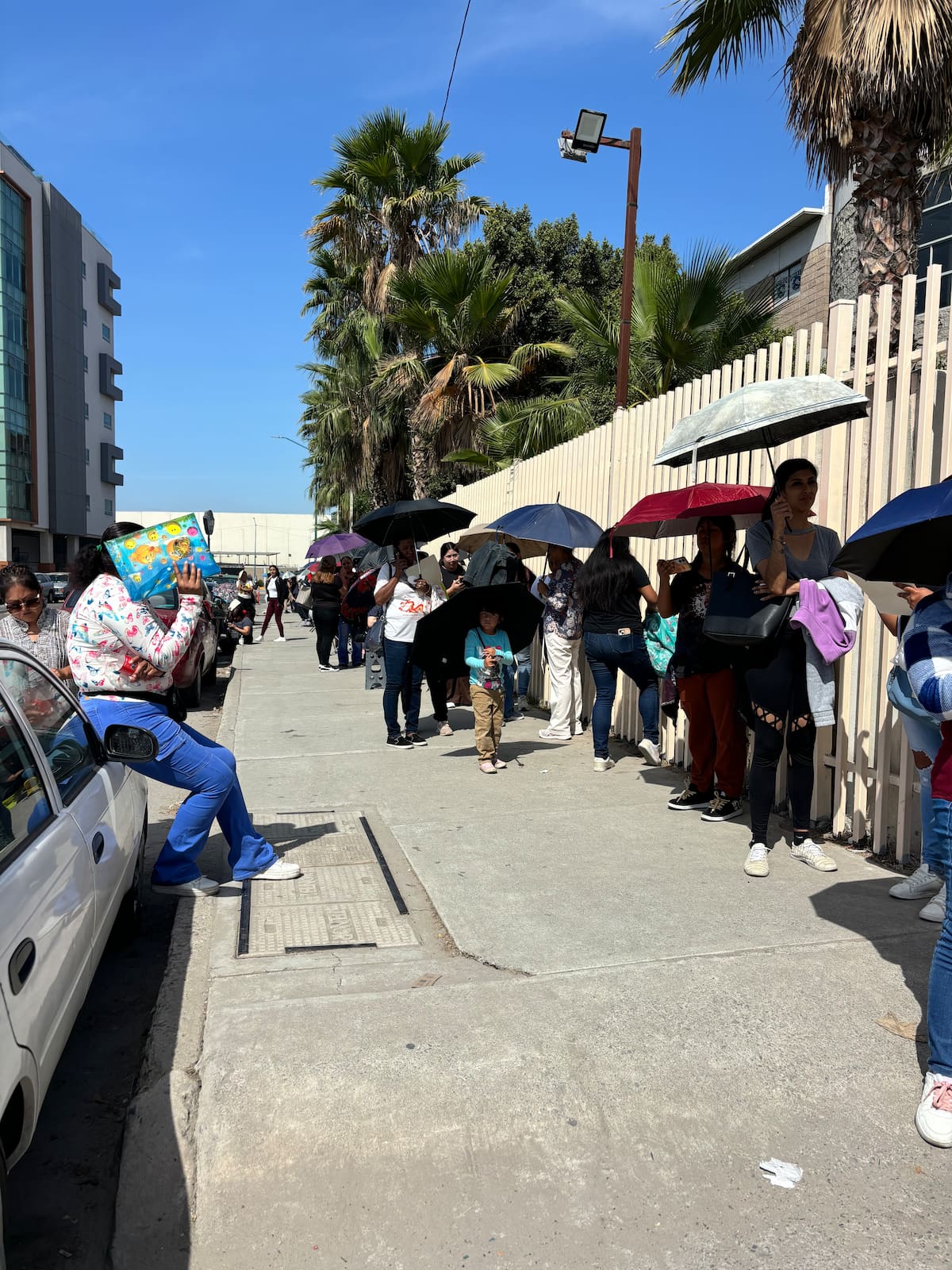 Cientos de mujeres acudieron por segundo día consecutivo al Cobach Nueva Tijuana para registrarse en el programa. Algunas pasaron la noche en el lugar para asegurar un turno.
Fotos: Lorena Salinas.