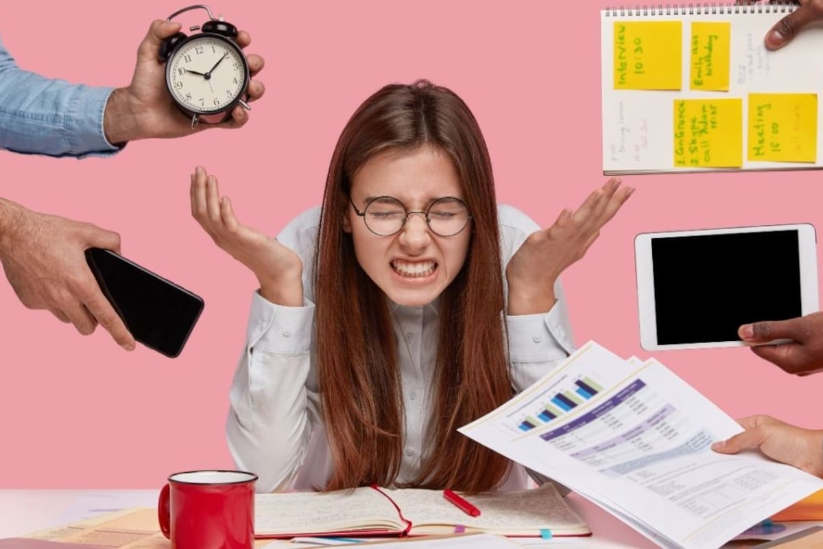 El estrés laboral cambia de manera drástica según el día de la semana, acumulando tensión desde la irritabilidad del lunes hasta alcanzar el nivel más alto de fatiga y errores operativos durante la jornada del viernes
