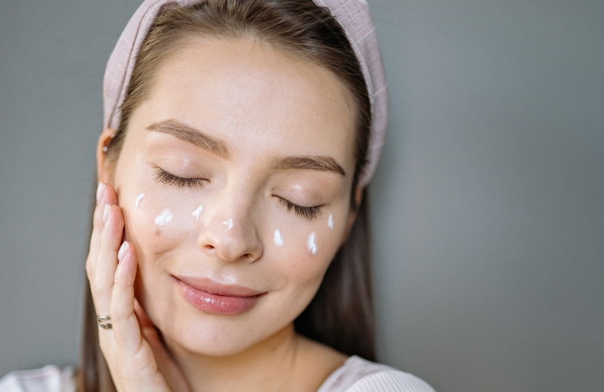 Cómo lograr un efecto lifting en segundos con cinta facial invisible | Foto: Especial (canva)