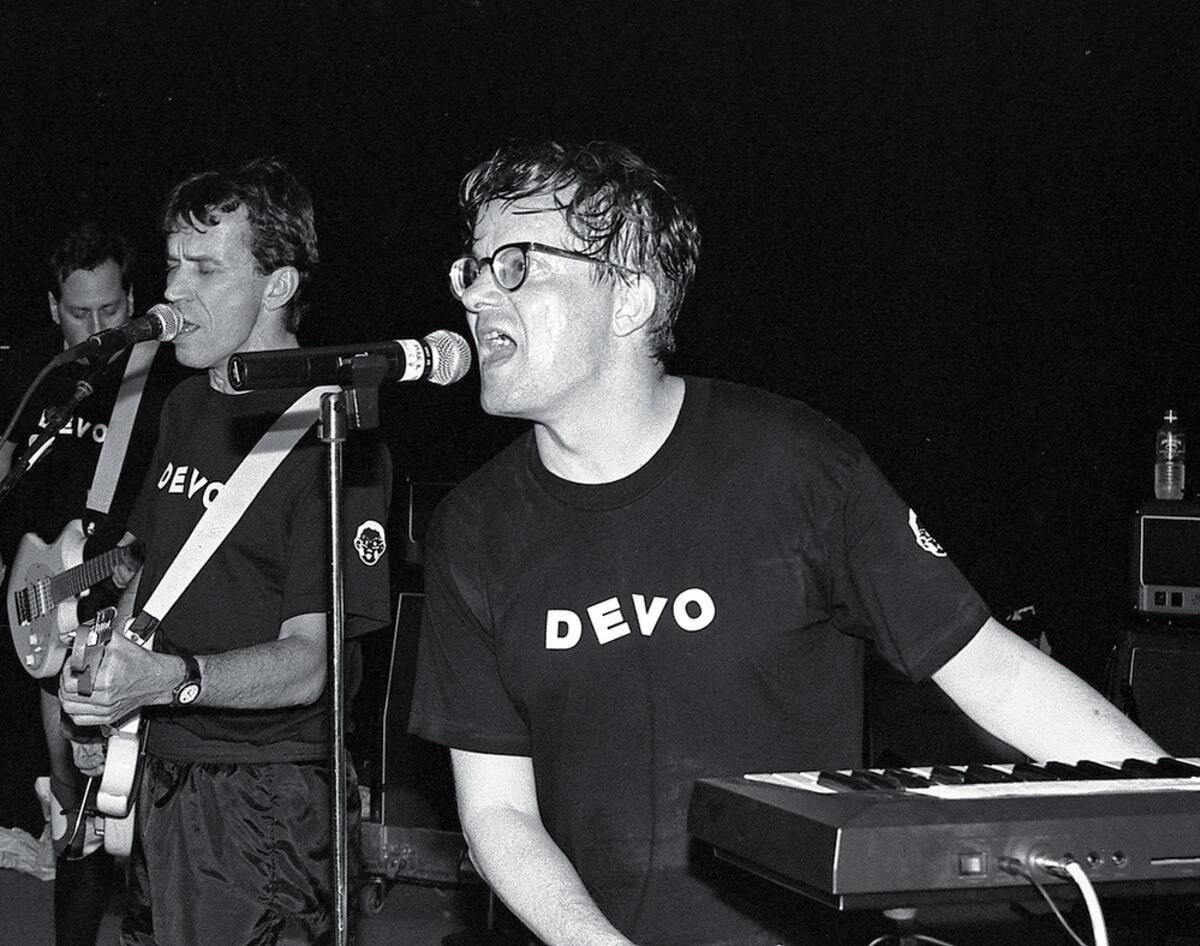 Mark Mothersbaugh lider de la banda de rock Devo, quien casi protagoniza la exitosa trilogía de Volver al Futuro