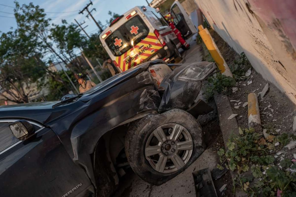 Accidente en rampa Tepeyac moviliza a cuerpos de emergencia; no hubo lesionados. Foto: Border Zoom
