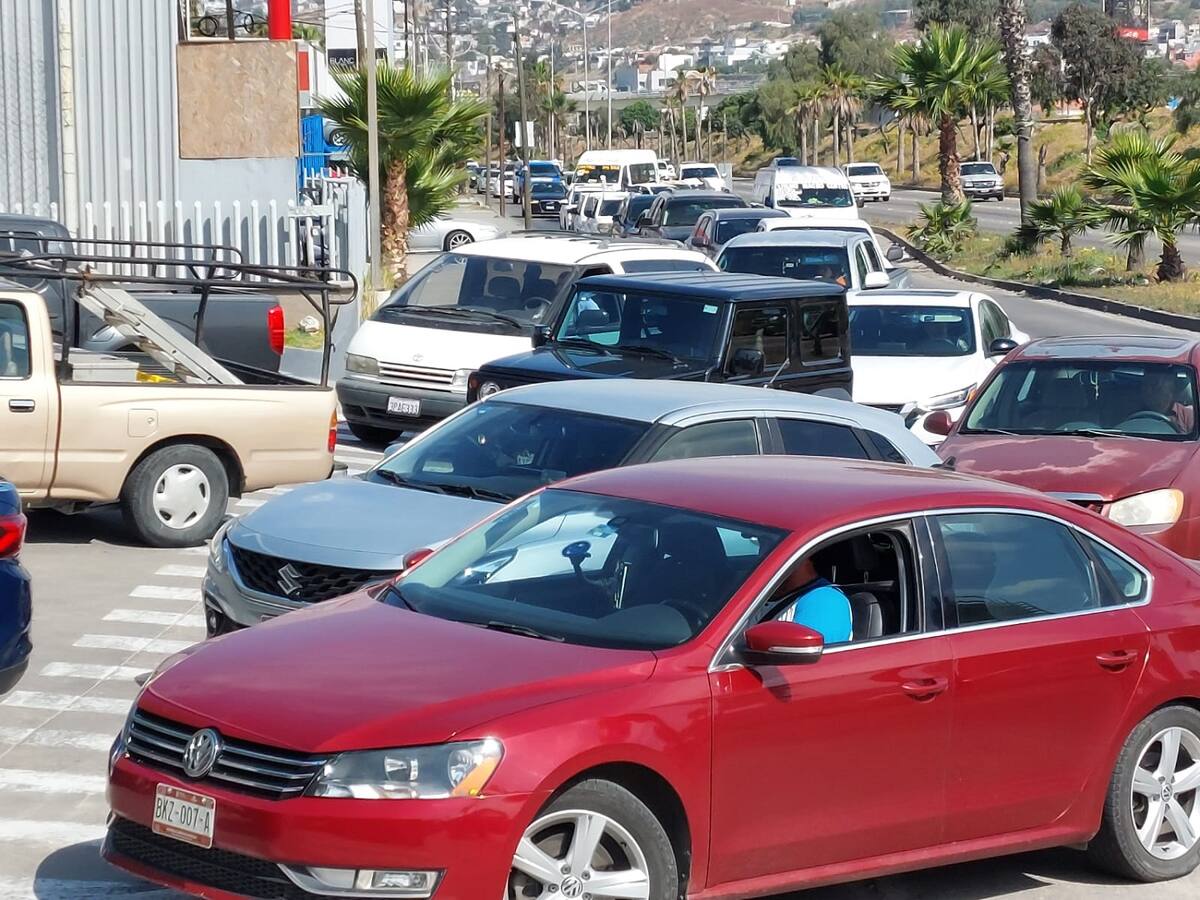 En la Vía Rápida también pueden verse largas filas de autos en las diferentes estaciones de gasolina.