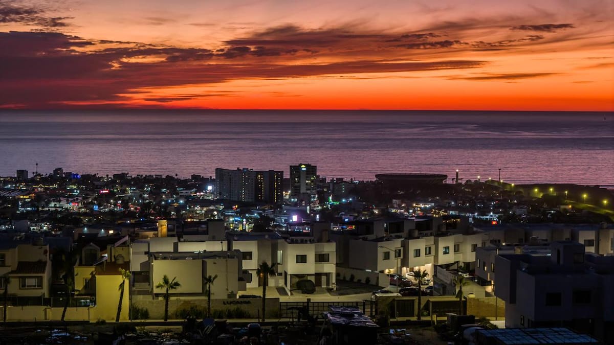El cielo se cubrió de intensos tonos naranjas, rojizos y dorados durante un colorido atardecer registrado este sábado 21 de febrero en Playas de Tijuana, creando una postal llamativa para residentes y visitantes. Foto: BorderZoom