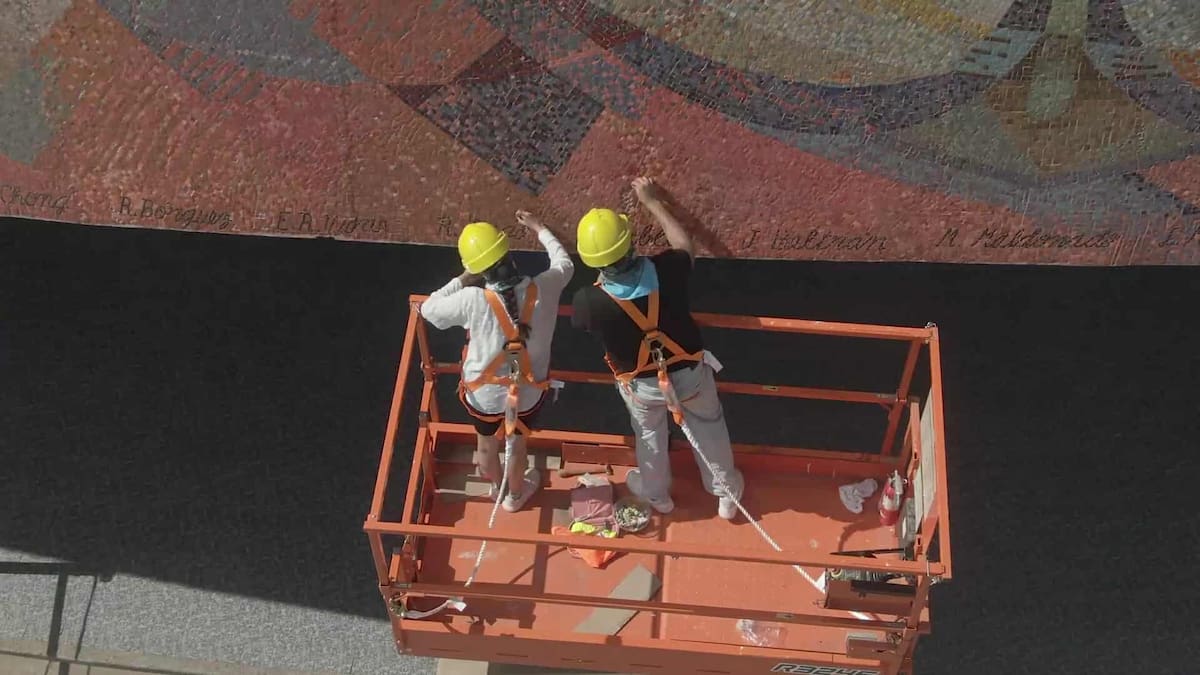 Restauran histórico mural de Arteche tras 32 años y miles de mosaicos dañados. FOTO: Mayra Echeverría