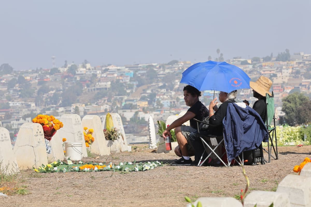 Cientos de familias celebran el Día de Muertos en el panteón Santa Gema