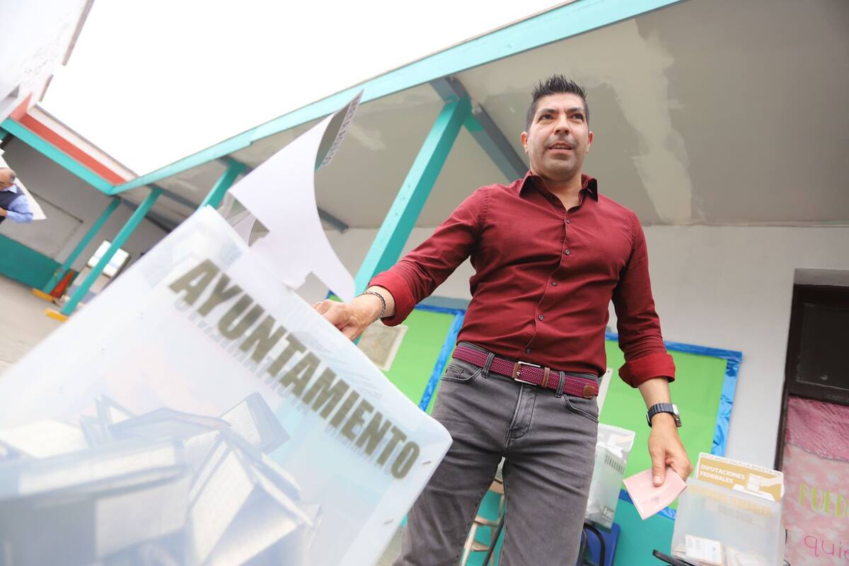 Armando Ayala vota en Ensenada