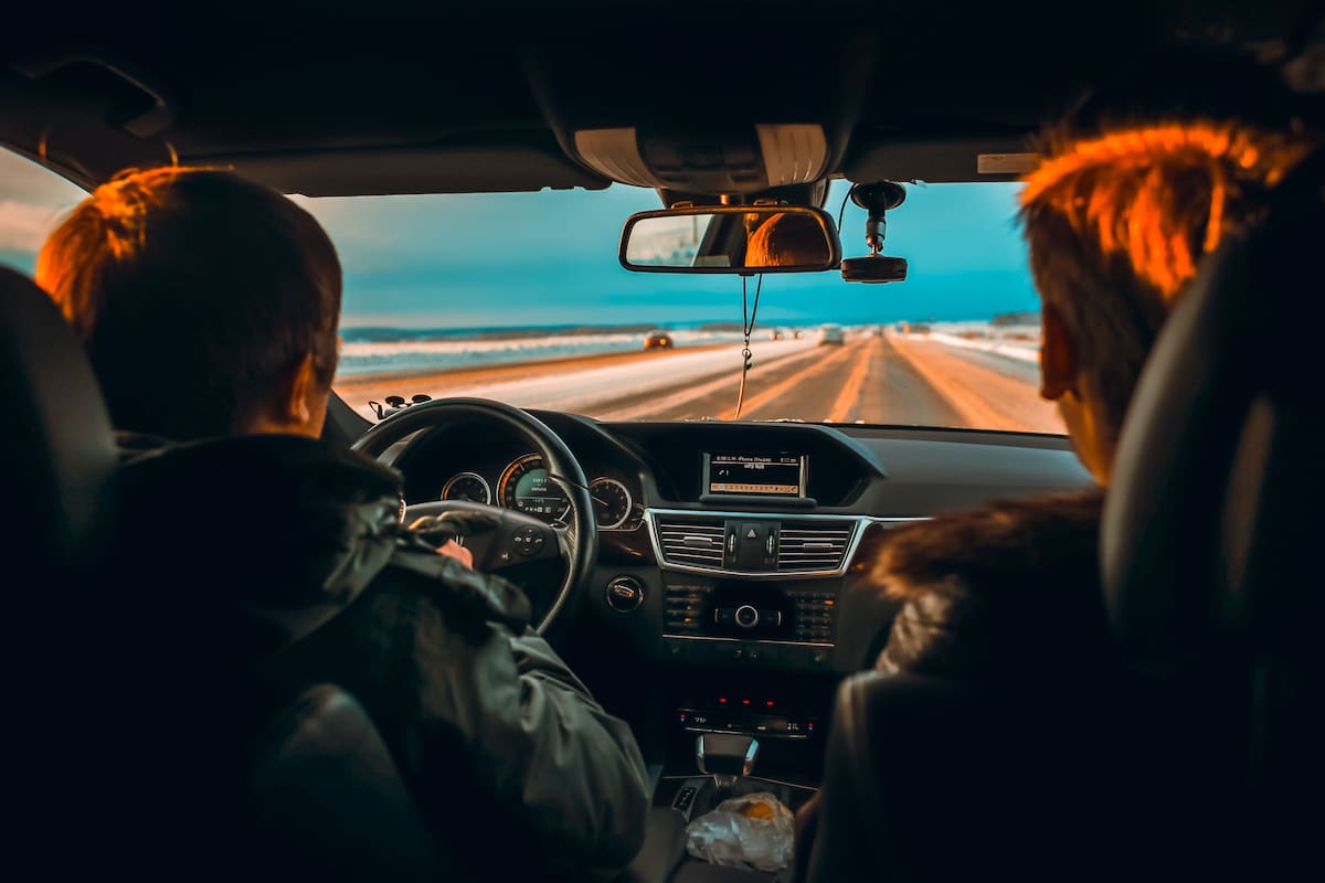 Así puedes enfriar el coche en verano de forma más eficiente: ventila el interior a baja velocidad, activa la recirculación al principio y evita exigir al aire acondicionado con temperaturas demasiado bajas
