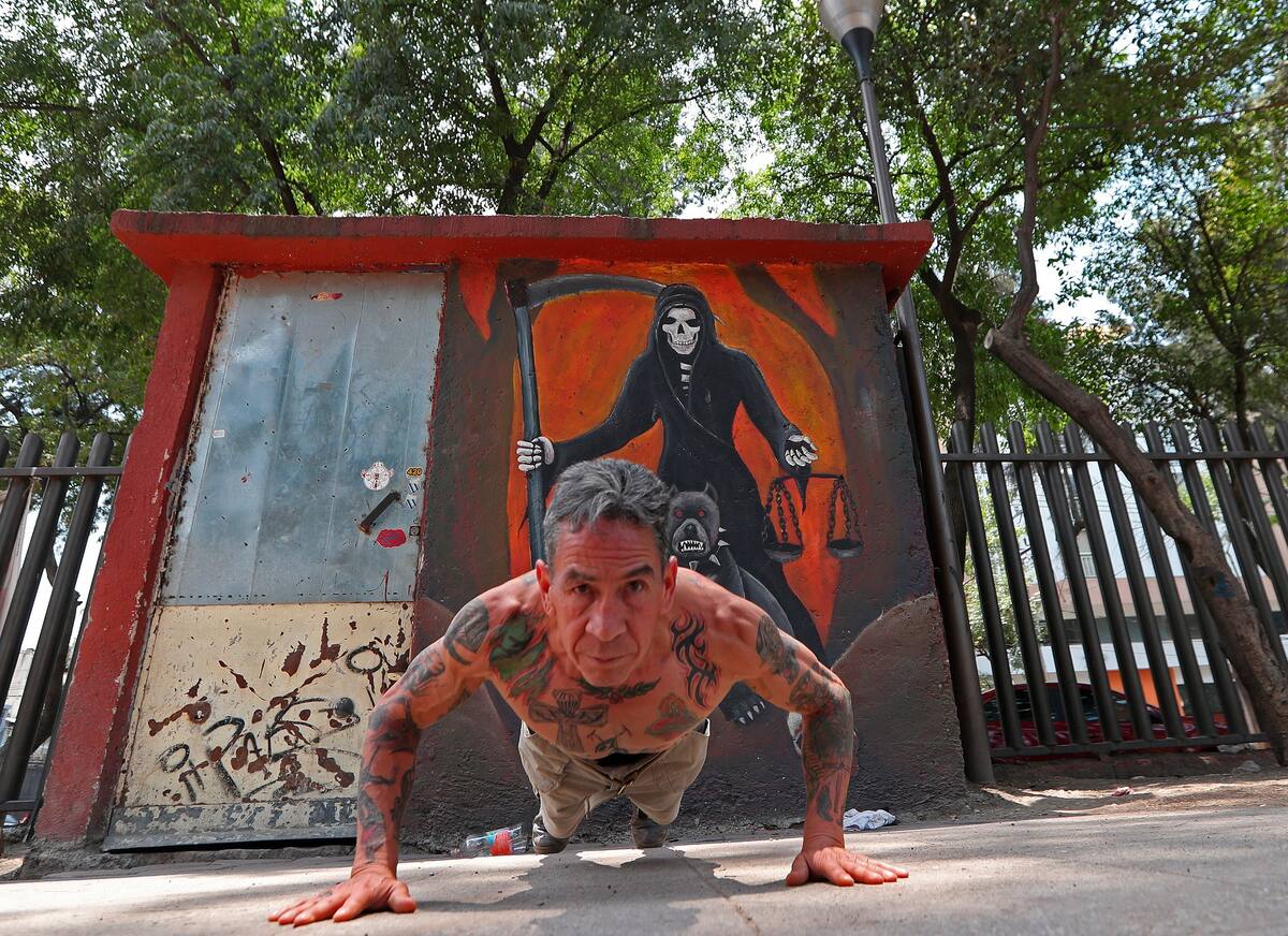 El Comandante durante un entrenamiento en un gimnasio al aire libre el 30 de abril de 2021, en el barrio de Tepito en la Ciudad de México (México). EFE/Mario Guzmán