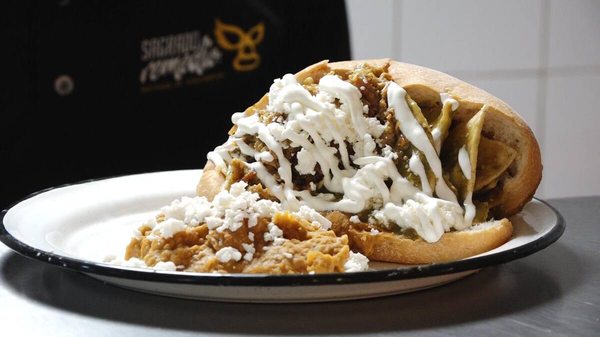 Por si fuera poco acompaña a este platillo un infaltable: Una buena porción de frijoles con queso fresco.