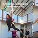 Señora se mete a clases de acrobacias y desata furor en redes