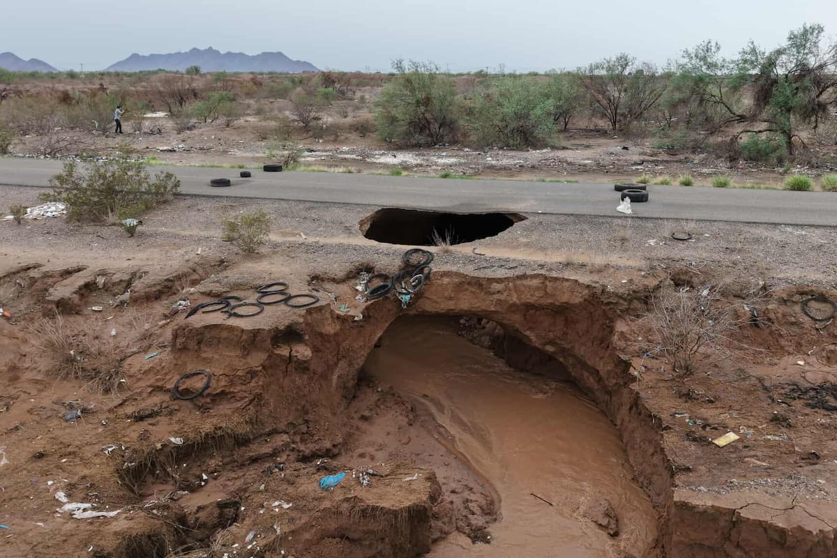 Agua “se come” parte de la Calle 0 Sur a pocos metros de la carretera Hermosillo–Bahía de Kino