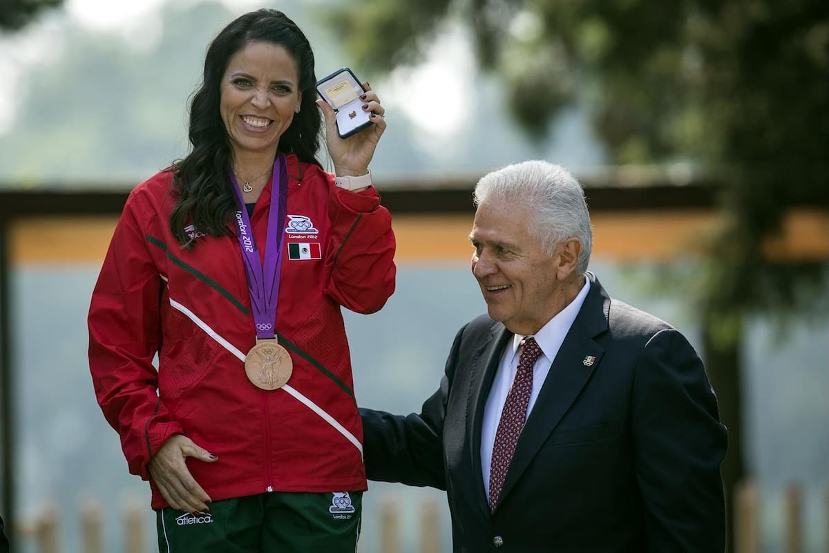 Luz Mercedes Acosta tiene sonrisa de bronce