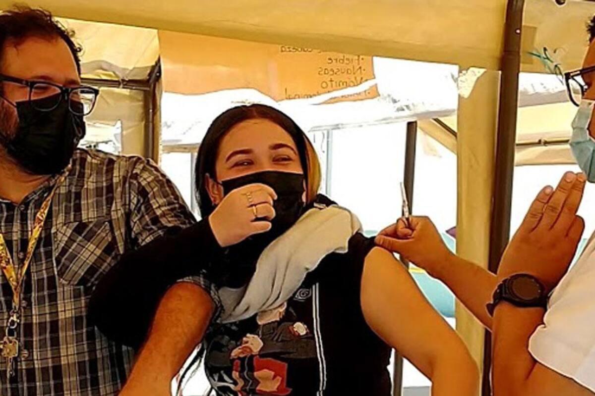 Por minutos se permitió vacunar a jóvenes de 17 años