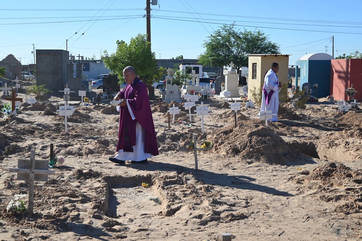 Ofrecen bendición a tumbas de cuerpos no identificados en SLRC