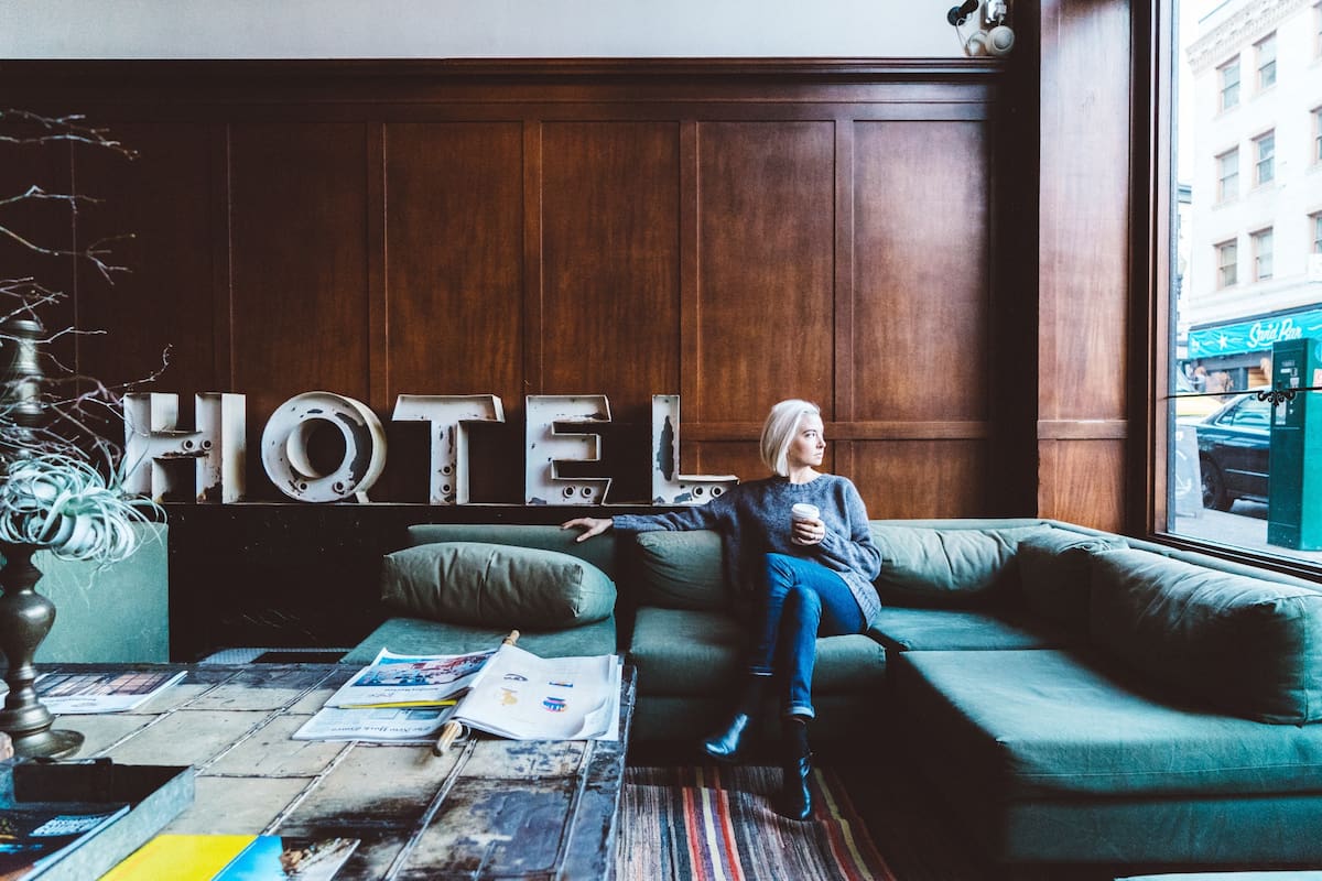 Miles de empleados de hoteles de lujo en Estados Unidos se van a huelga demandando mejores salarios y prestaciones