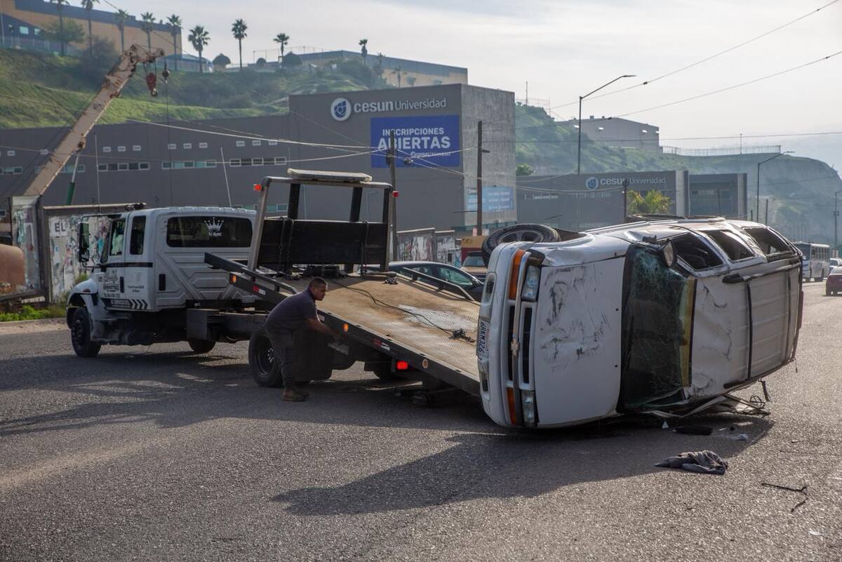 Una pareja de adultos mayores resultó afectada luego de que su camioneta volcara sobre la Calzada Cetys, frente a la universidad Cesun, donde automovilistas se detuvieron para brindar apoyo. Foto: Border Zoom