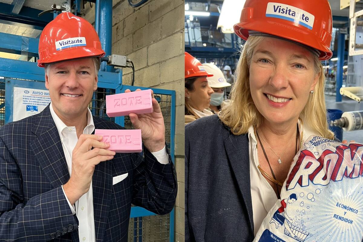 Exembajador de Estados Unidos visita la fábrica de jabón Zote y le hace publicidad en redes