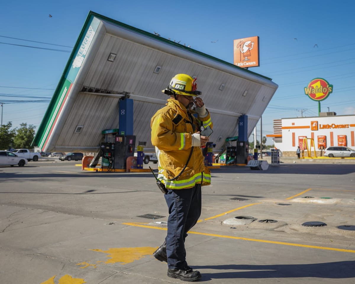 Los fuertes vientos registrados esta semana derribaron el techo de una gasolinera ubicada en el fraccionamiento Casa Digna. (Foto: Javier Gallegos)