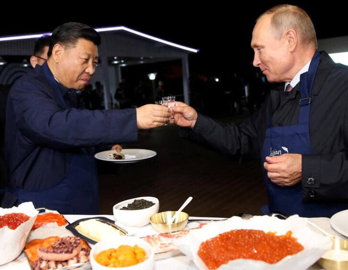 Imagen de archivo del presidente ruso, Vladimir Putin (dcha), y su homólogo chino, Xi Jinping, brindando durante un acto en el marco del Foro Económico Oriental en Vladivostok, Rusia. 11 septiembre 2018. Sergei Bobylev/TASS/Pool vía Reuters