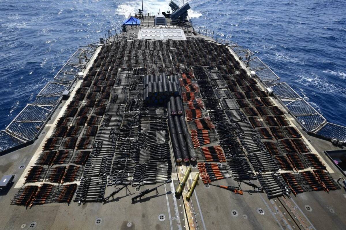 Decomisa Estados Unidos más de mil armas que iban con destino a Yemen