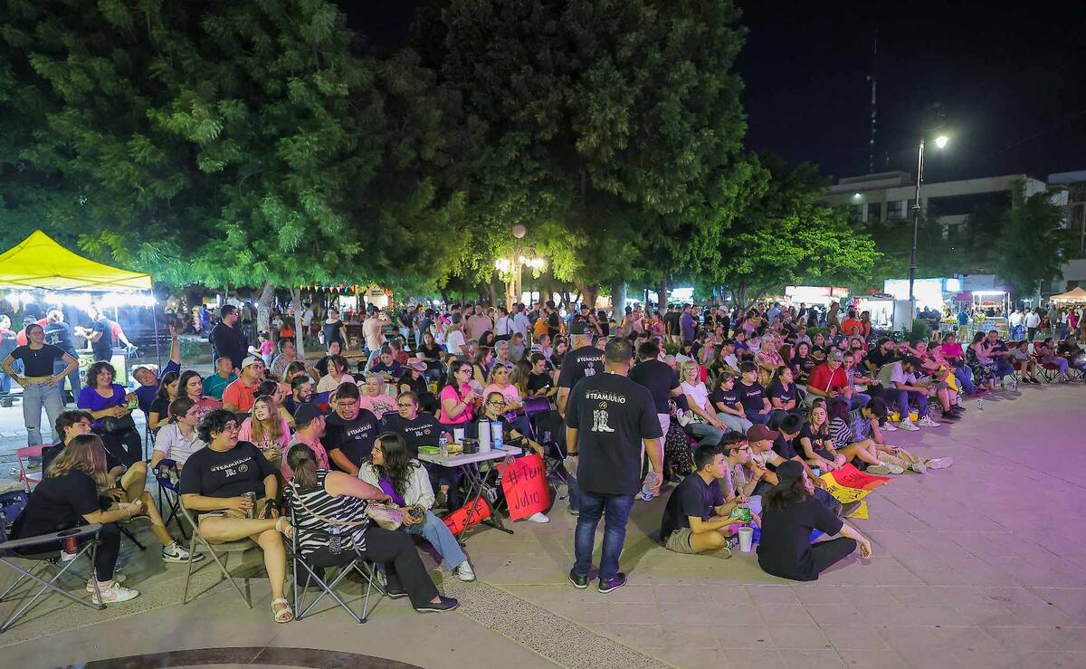 Personas se reunen para apoyar a jóvenes Hermosillenses en La Academia. / Imagen de Eleazar Escobar.