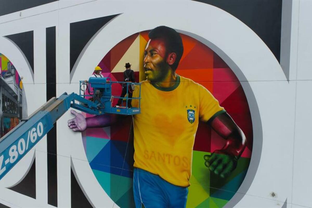 Rinde tributo artista brasileño a Pelé con inmenso mural por sus 80 años