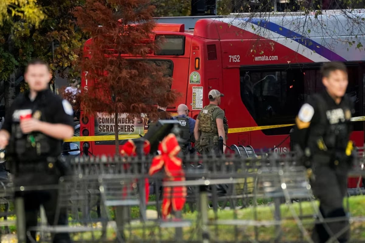An FBI member walks in a cordoned-off area after two National Guard members were reportedly shot near the White House in Washington, D.C., U.S., November 26, 2025. REUTERS/Nathan Howard.