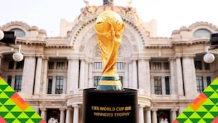 ¡Ya se siente el ambiente del Mundial! Esta monumental Copa FIFA 2026 está en terminal dos del Aeropuerto de la Ciudad de México