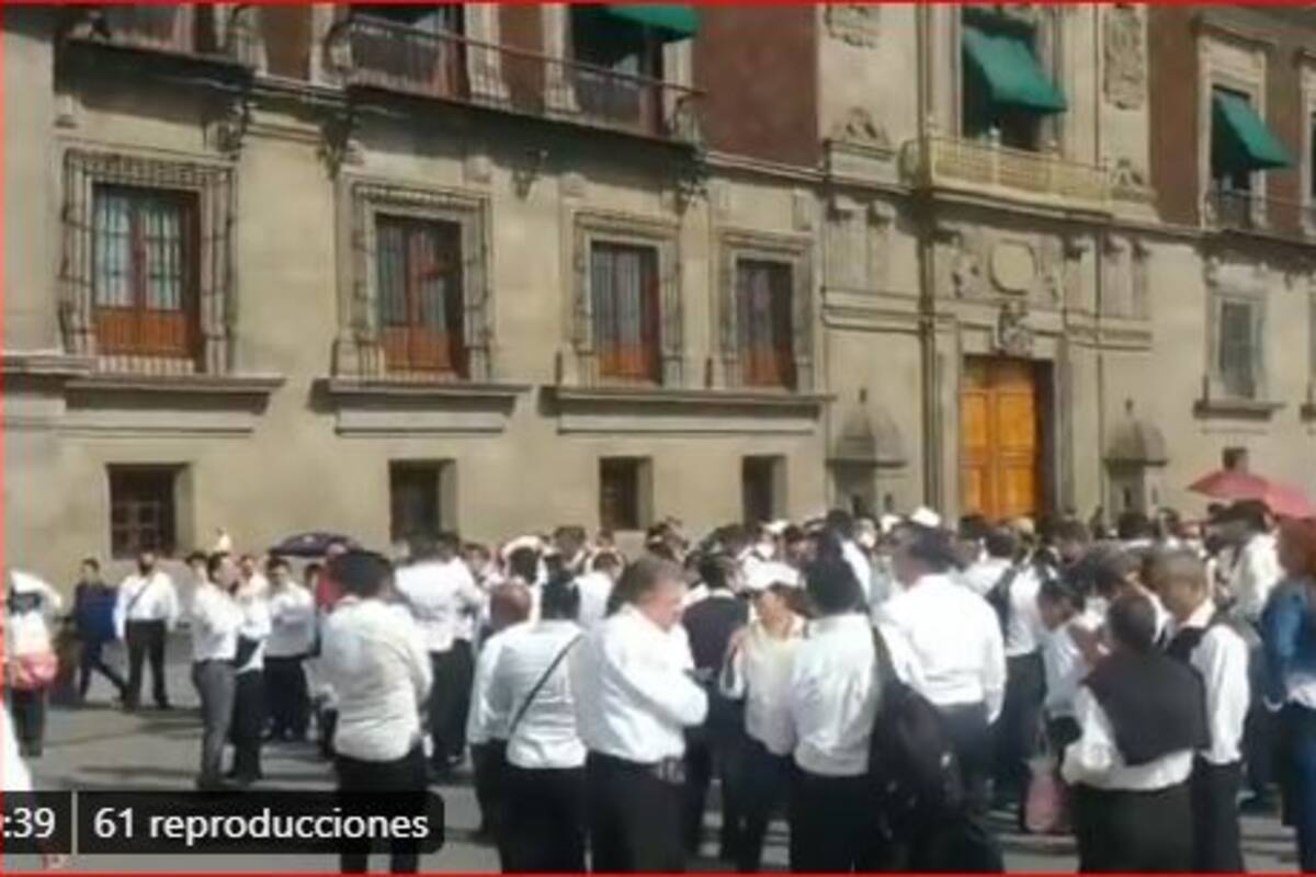 Meseros protestan en Palacio Nacional; piden apoyos por coronavirus