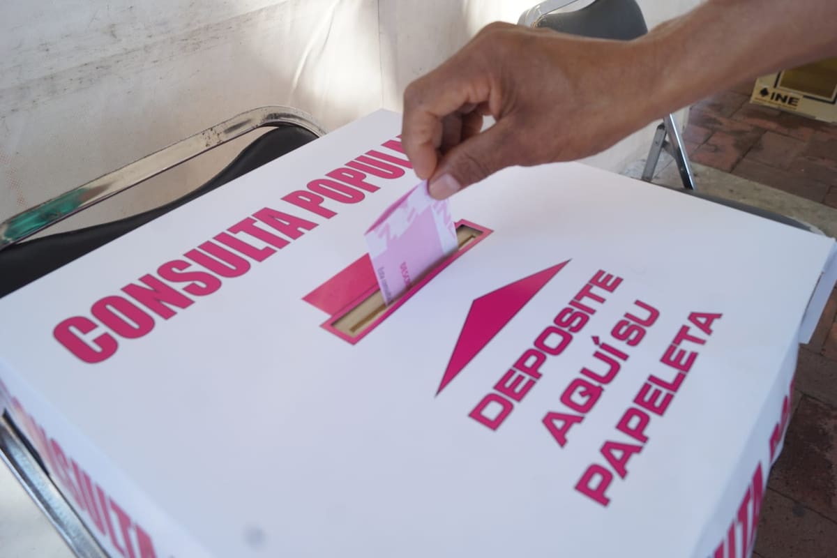 EUM20210801POL39.JPG
OAXACA, Oax. Referendum/Consulta popular.- 1 de agosto de 2021. Aspectos de las papeletas y urnas de la consulta ciudadana para enjuiciar o no a expresidentes en Oaxaca. Foto: Agencia EL UNIVERSAL/EELG