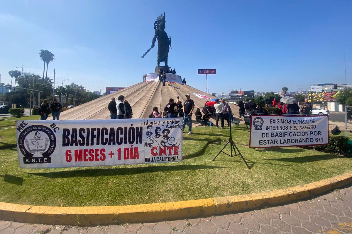 Maestros de SNTE y CNTE se manifiestan en Zona Río Tijuana