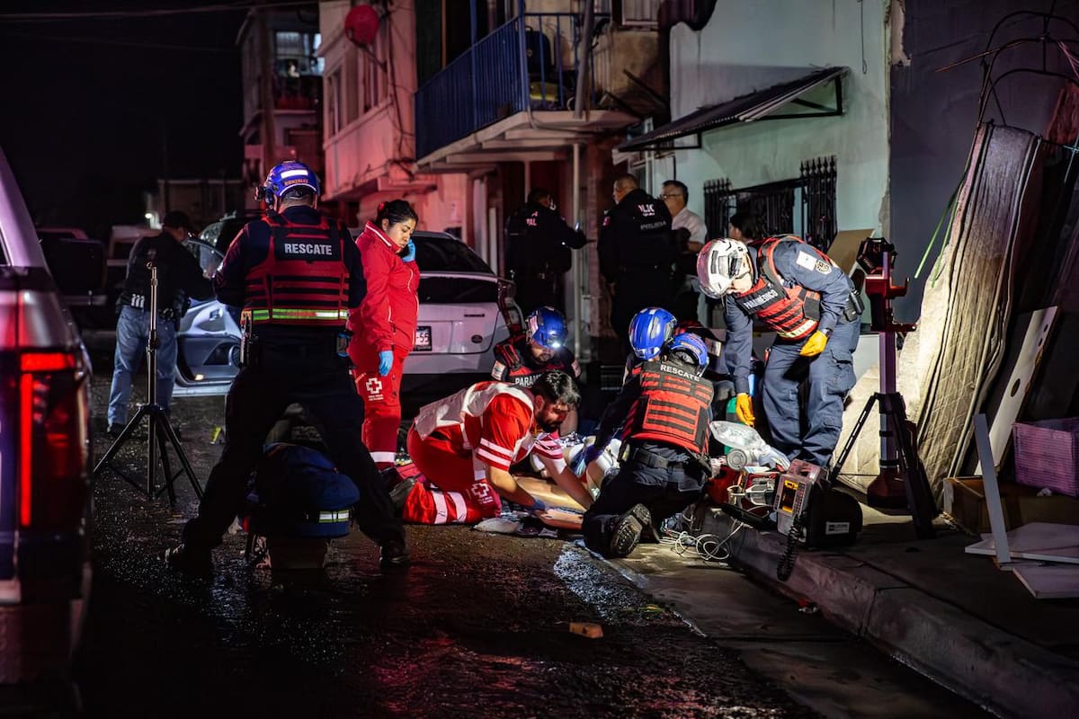 Paramédicos lograron estabilizar a la joven y la trasladaron a un hospital. Foto: Border Zoom