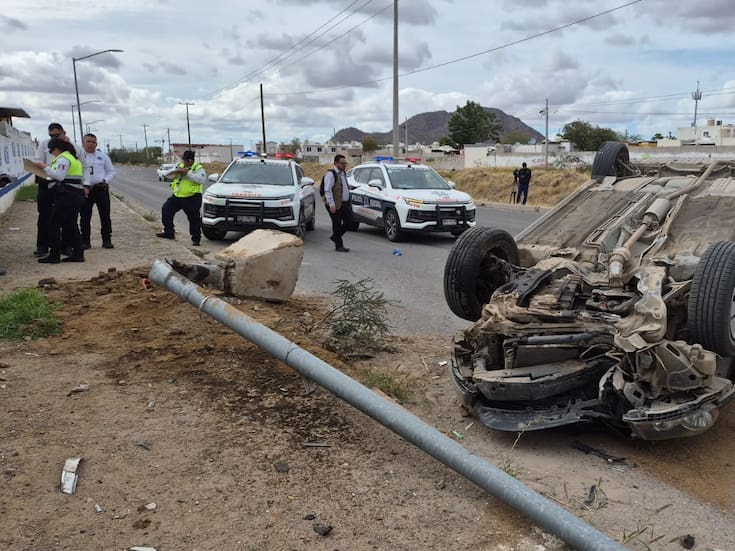 Choque y volcadura movilizan a cuerpos de emergencia al norte de la ciudad