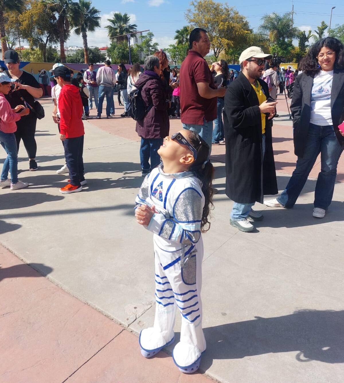 Los más pequeños también disfrutaron del eclipse solar.