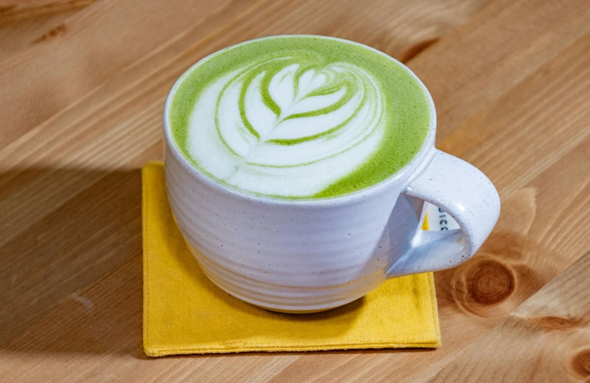 Matcha vs. Café: ¿Por qué el té japonés está ganando la batalla por la energía saludable? | Foto: Especial (canva)