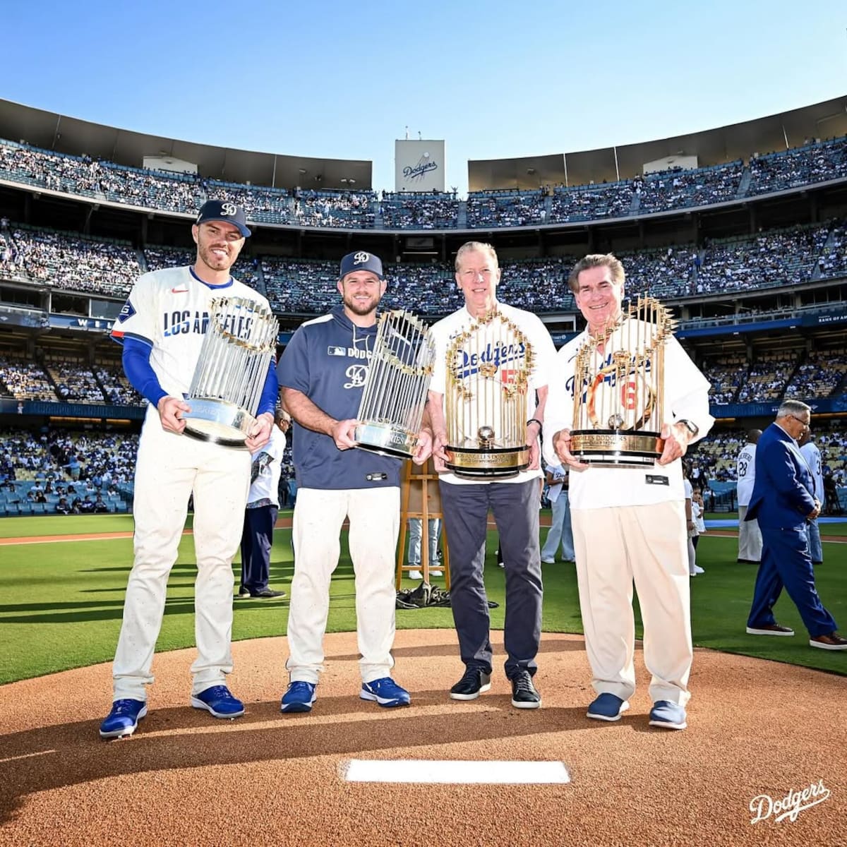 De derecha a izquierda: Steve Garvey con el trofeo de 1981, Orel Hershiser con el de 1988, Max Muncy con el de 2020 y Freddie Freeman con el de 2024. (Foto: @dodgers)