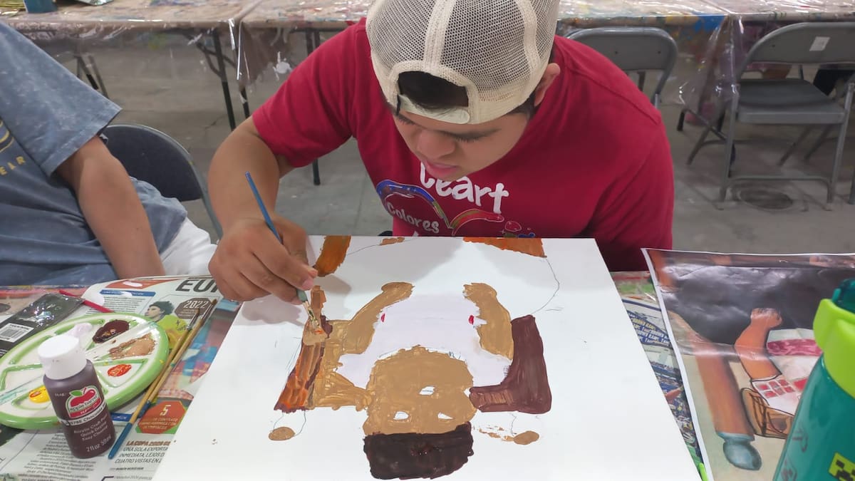 Espinoza explicó que utiliza materiales como pintura, arcilla y cartón, además de dinámicas en las que los estudiantes pueden observar a sus compañeros, tomar descansos y reincorporarse cuando están preparados.l Foto: Cortesía