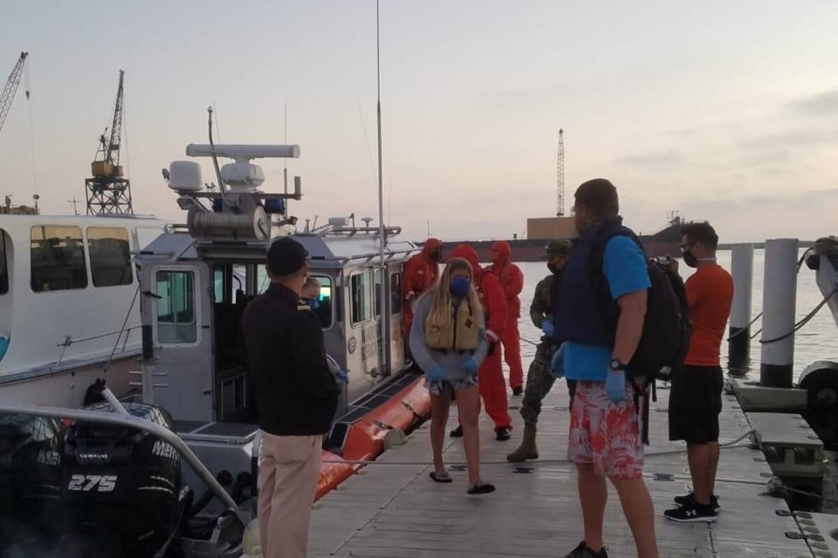 Rescatan a tres personas a bordo de una embarcación