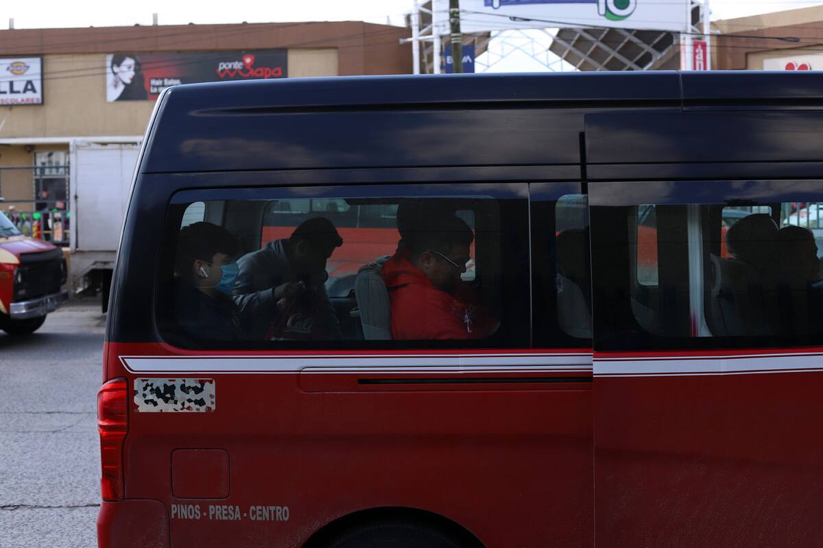 Revisan que choferes de transporte público en Tijuana usen cubre bocas