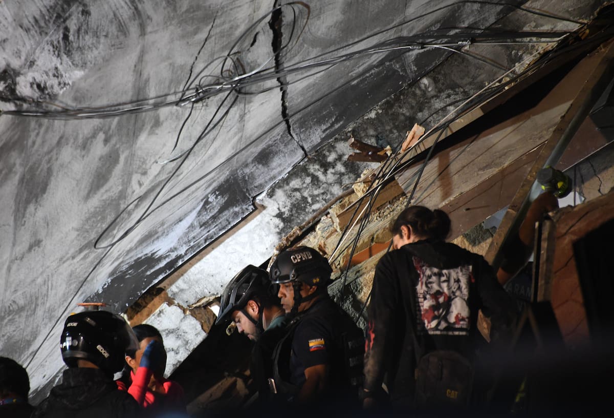 MIRANDA, 24 junio, 2026 (Xinhua) Rescatistas laboran en un edificio derrumbado luego de la ocurrencia de dos terremotos, en el municipio de Chacao, en el estado Miranda, Venezuela, el 24 de junio de 2026. La presidenta encargada de Venezuela, Delcy Rodríguez, anunció la noche del miércoles el estado de emergencia nacional tras la ocurrencia de dos terremotos seguidos en territorio venezolano, uno de magnitud 7,2 y otro de 7,5 en la escala de Richter. (Xinhua/Marcos Salgado) (ms) (da) (ah)