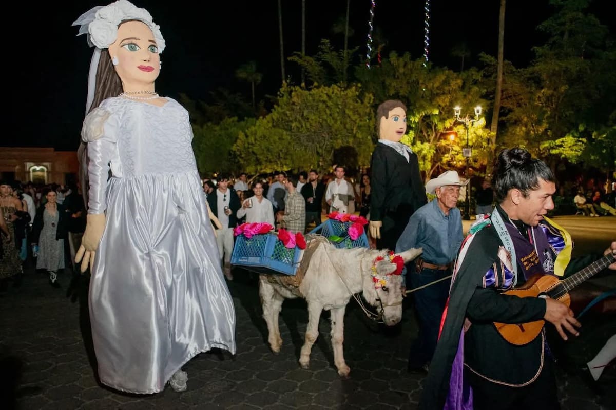 Muere el burrito Gaspar, ícono de Álamos y de las callejoneadas del FAOT, quien durante décadas acompañó a la Estudiantina y hoy deja huella en la memoria del Pueblo Mágico