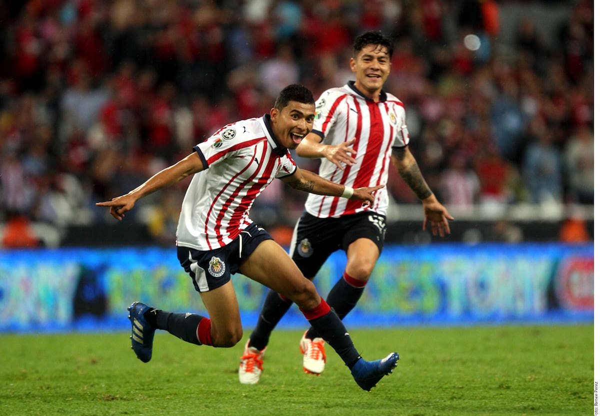 Orbelín Pineda desteja un gol con Chivas en 2018 frente al Atlas en el 'Clásido Tapatío'. (Foto: Archivo GH)
