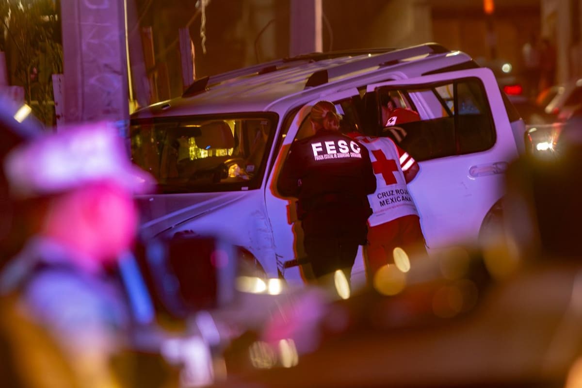 Joven se impacta contra vehículo estacionado tras ataque armado