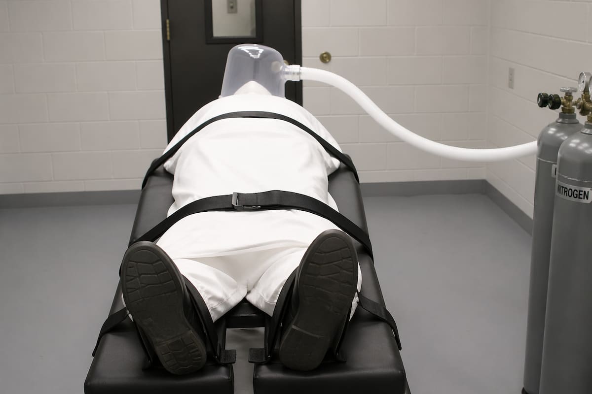 Una cámara de ejecución con suministro de nitrógeno, método que el Departamento de Justicia de EEUU busca incluir nuevamente dentro de los protocolos federales de pena capital. | Crédito: Especial IA/ChatGPT