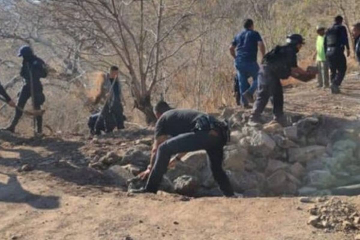 Narcotráfico en México: Delincuentes destruyen una carretera para incomunicar el municipio de Aguililla