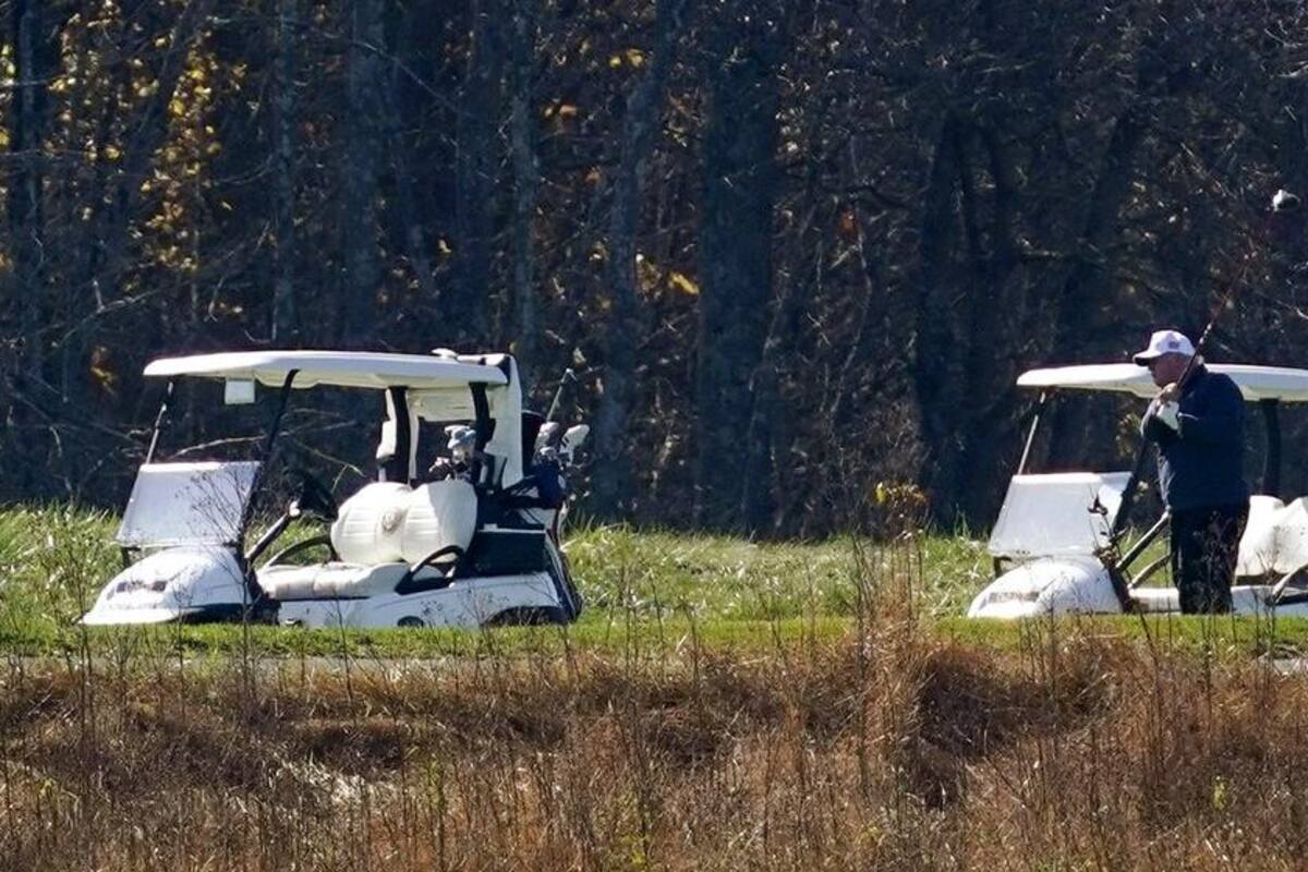 Trump jugaba golf mientras medios declaraban a Biden ganador