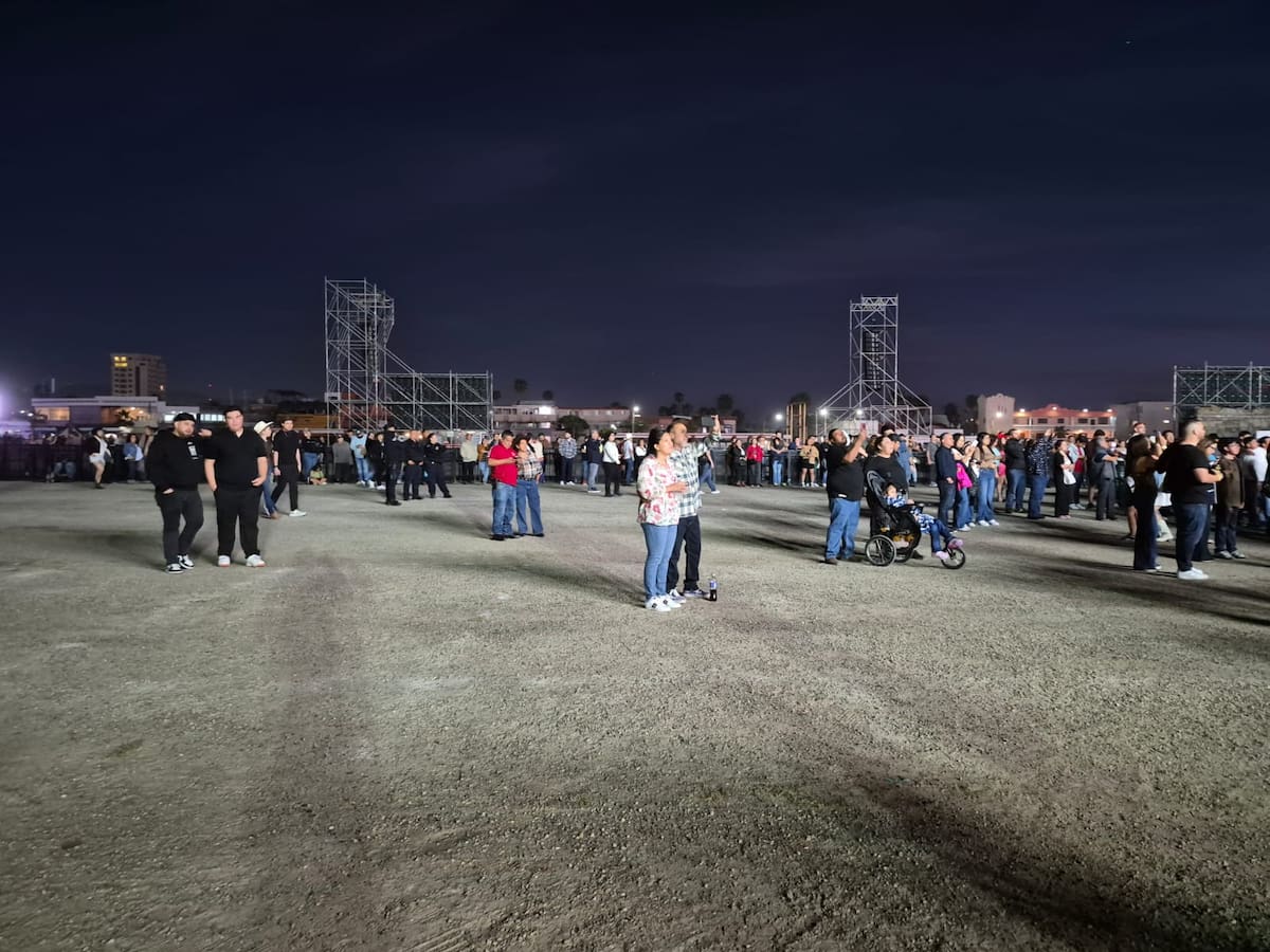 El recinto mantiene amplios espacios disponibles mientras sigue el ingreso de asistentes previo a la presentación. Foto: Michelle Castillo