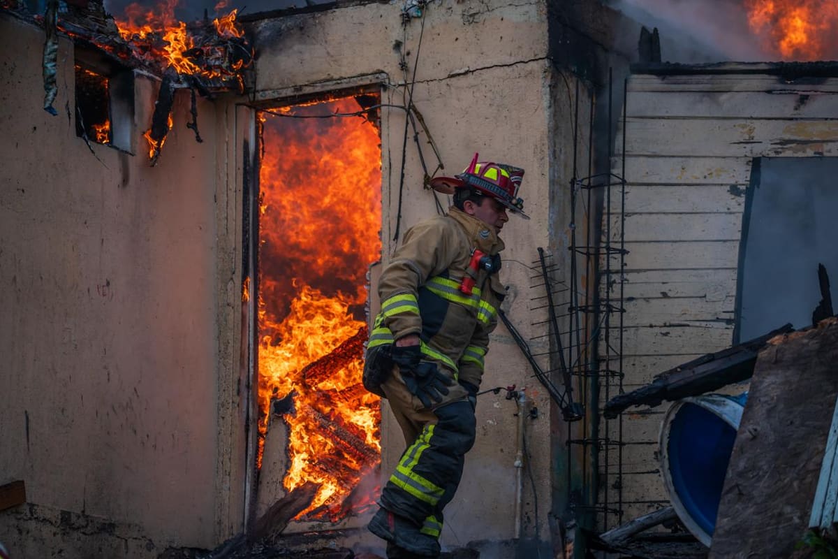 Incendio consume dos viviendas en la colonia Miramar; un hombre resulta lesionado