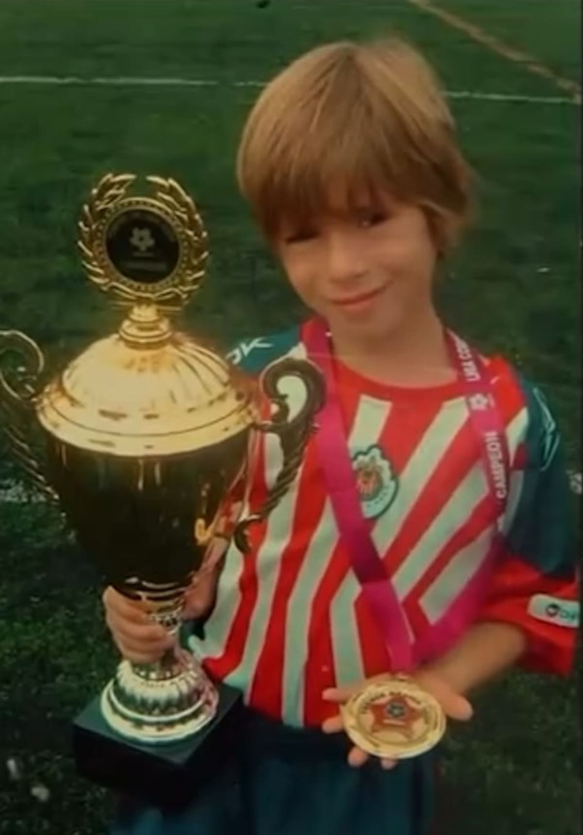 Armando desde pequeño ya ganaba trofeos y medallas con el uniforme de Chivas. (Foto: Captura de pantalla)