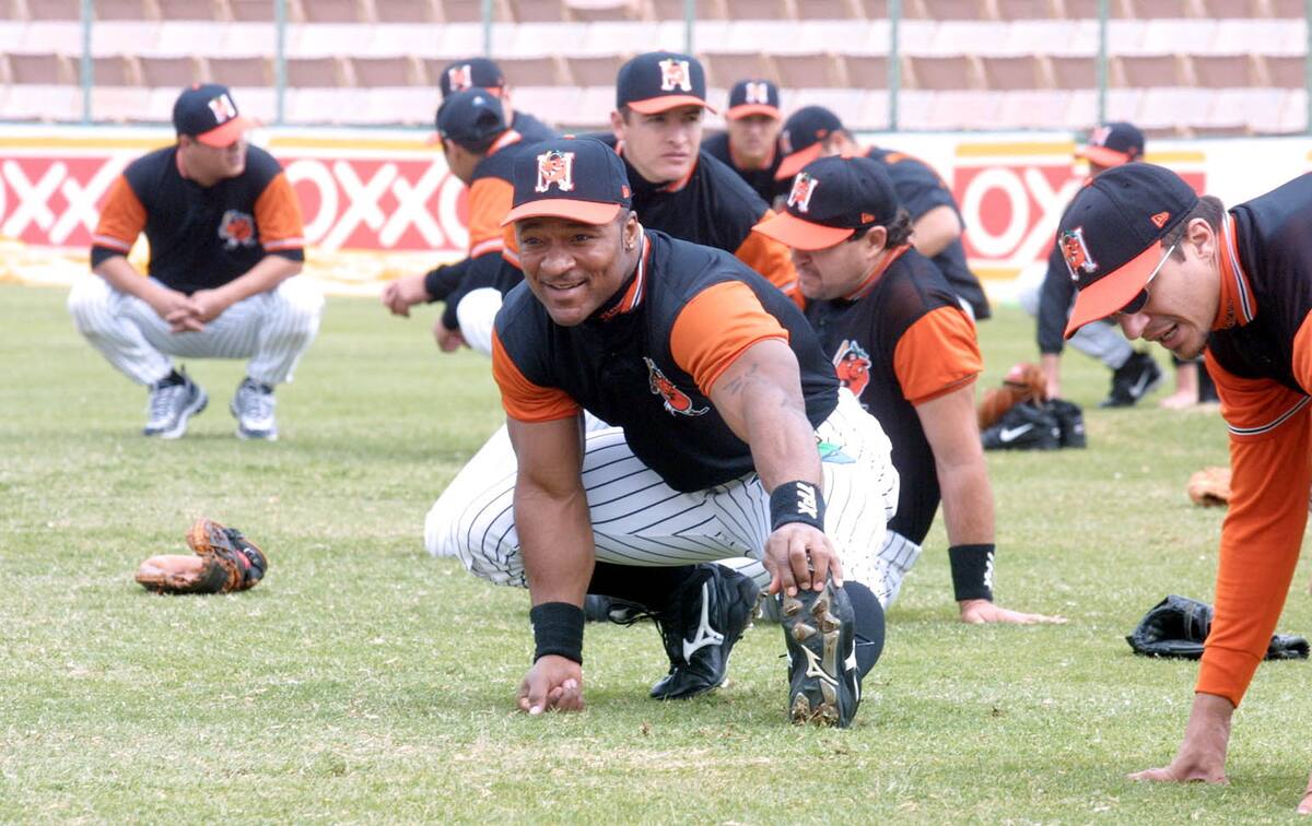 Trenidad Hubbard en los entrenamientos de los Naranjeros de Hermosillo en el Estadio 'Héctor Espino' durante los Playoffs del 2001.